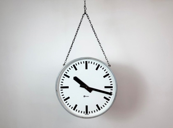Grande horloge industrielle double face pour chemin de fer ou usine, de la marque Simlex, années 1960 (photo 10 of 18)