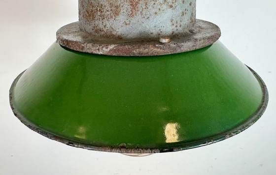 Image 1 of Lampada a sospensione industriale in ghisa e smalto verde, anni '60