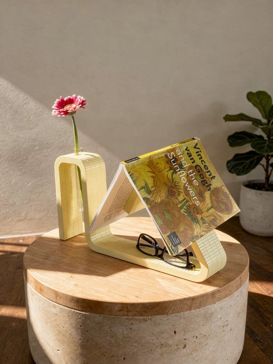 Image 1 of Présentoir à livres imprimé en 3D avec porte-lunettes et vase pour tubes à essai – PLA jaune coquille d'œuf