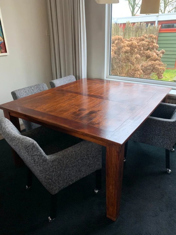 Image 1 of Mesa de comedor de teca maciza para 4-6 personas.