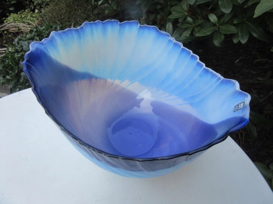 Image 1 of Coupe à fruits en verre bleu splendide de Mats JONASSON avec étiquette d'origine, design inhabituel, très lourde,