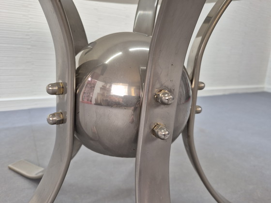 Image 1 of Table basse « Sputnik ». Table vintage en verre fumé avec finitions chromées.
