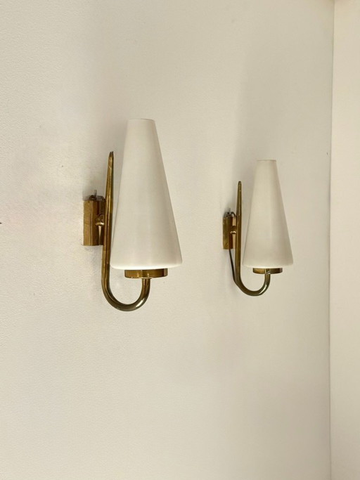 Een paar vintage wandlampen van messing en opaalglas, Italië, 1970. – Brass
