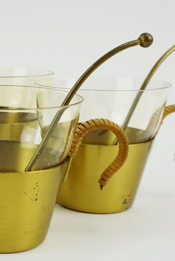 Image 1 of Ensemble de 4 verres à thé style années 50, signés Hein Matten, support en laiton, anses en raphia.