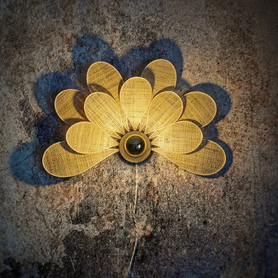 Image 1 of Applique murale fleur, modèle Camélia, 11 pétales en rotin et tissu (teinte personnalisable)