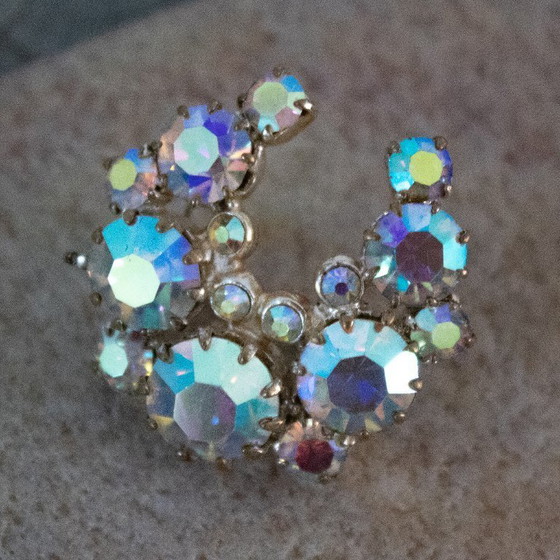 Image 1 of Vintage Aurora Borealis broche: hoefijzervormig, oud sieraad met iriserende strass-steentjes