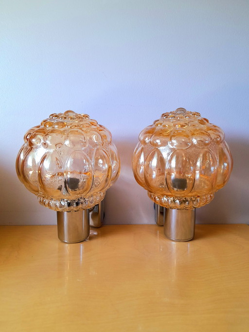 Paar Helena Tynell 70s bubble wandlampen.