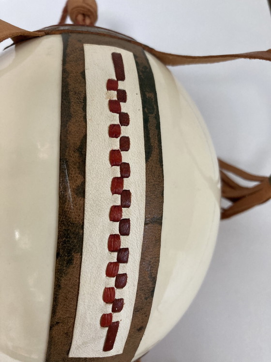 Image 1 of Antico uovo di struzzo rivestito in pelle, gabinetto delle curiosità degli anni '60