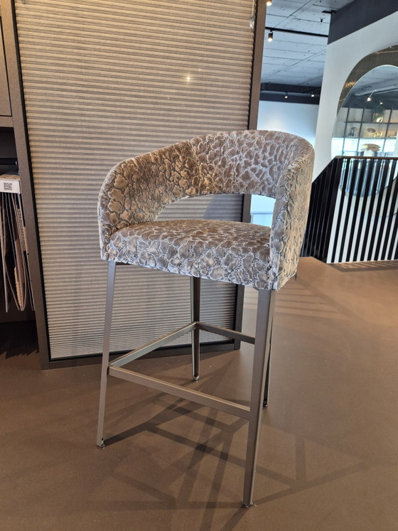 Sgabello da bar Hofstede Raanhuis C-Max in tessuto beige con stampa leopardata e base color champagne - 3 (photo 2 of 7)
