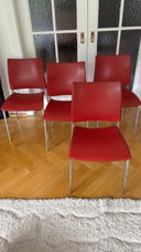 Sedie in pelle pregiata rossa:  Desalto "Sand" Designer: Pocci & Dondoli