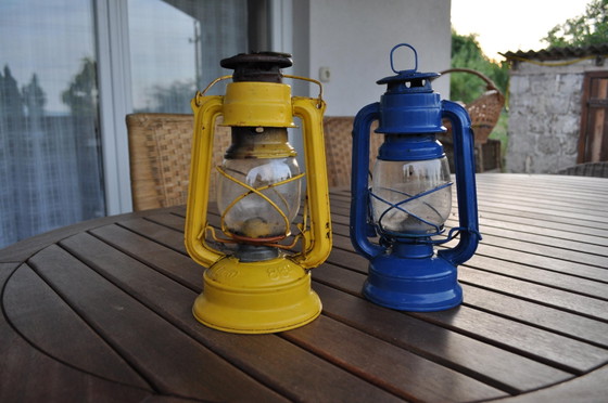 Lampade a olio ungheresi gialle e blu, anni '60, set di 2 – Lampade da tavolo, Metallo, Vetro, Rustic (photo 2 of 5)