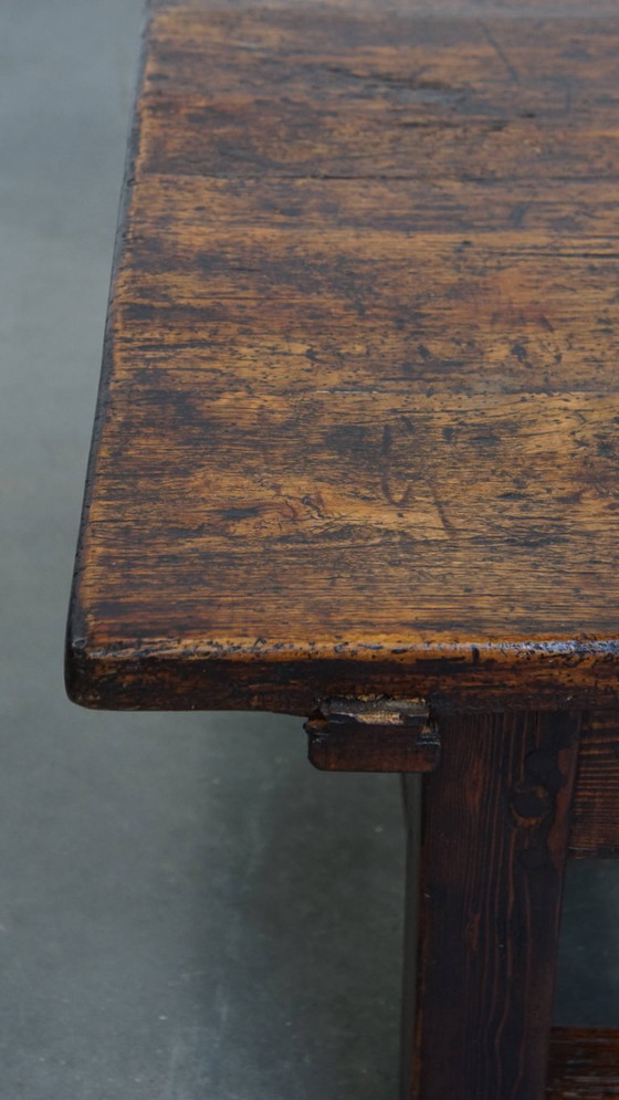 Image 1 of Quadratischer antiker südeuropäischer Couchtisch aus dem frühen 19.