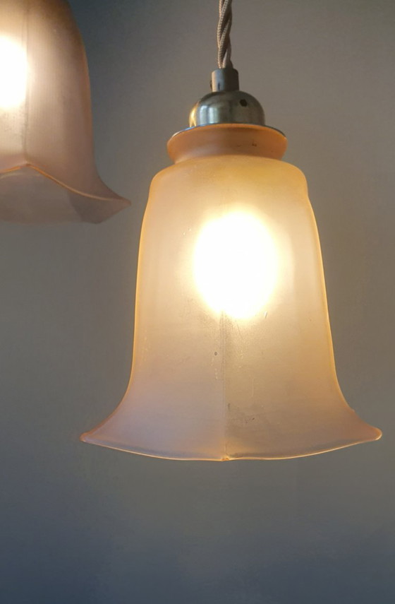 Image 1 of Set Vintage franse roze hanglampen van gekleurd glas.