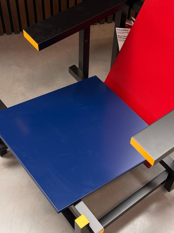 Image 1 of Chaise Cassina rouge et bleue