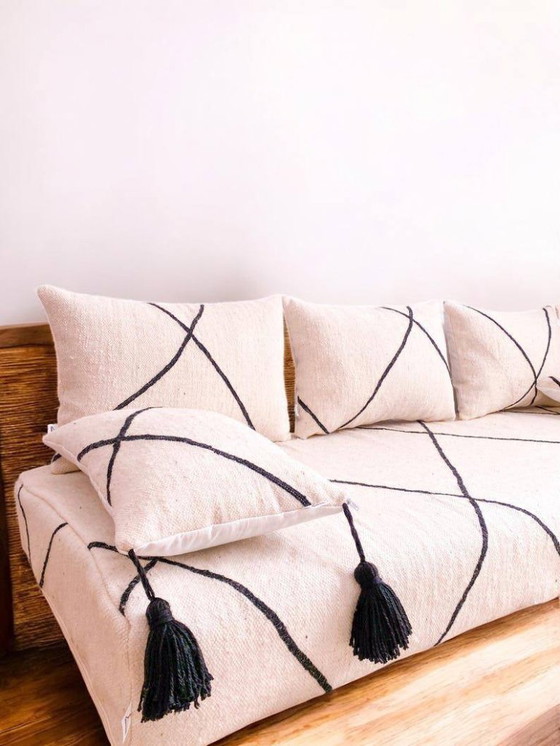 Image 1 of Handgemaakte Marokkaanse vloerbank – Bjaad-wol, Berber-design