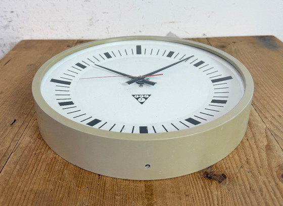 Image 1 of Industrielle graue Bakelit-Wanduhr von Pragotron, 1970er Jahre