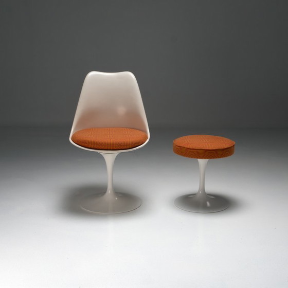 Image 1 of Silla Tulip modelo 151 y taburete modelo 152 de Eero Saarinen para Knoll
