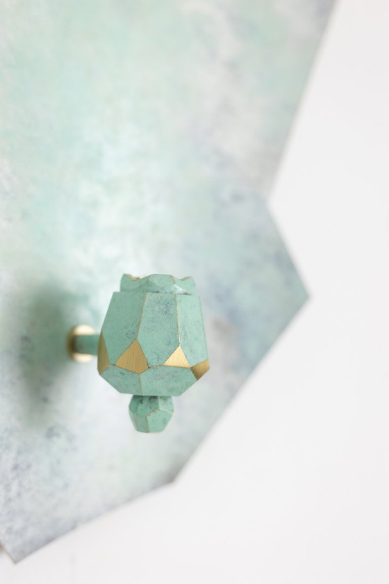 Image 1 of Coppia di candelabri da parete in ottone e bronzo. Opera contemporanea di un artista.