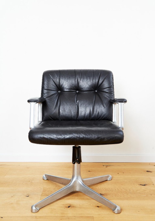 Osvaldo Borsani swivel Chair P125 for Tecno Milano
