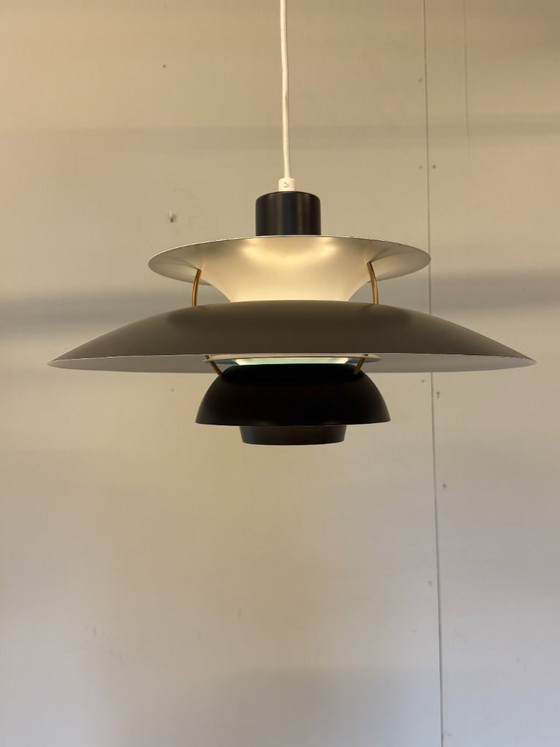 Louis Poulsen PH5 - Poul Henningsen - Gris foncé, turquoise, blanc – Suspensions, Metal, Aluminium (photo 2 of 13)