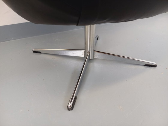 Image 1 of Vintage Scandinavische draaifauteuil van imitatieleer en chroom uit de jaren 70.