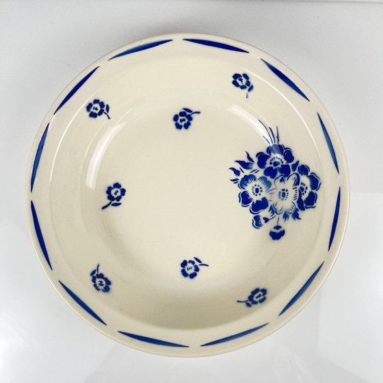 Image 1 of Ciotola bassa per insalata, in semiporcellana di Badonviller, con decorazione floreale blu, inizio XX secolo.