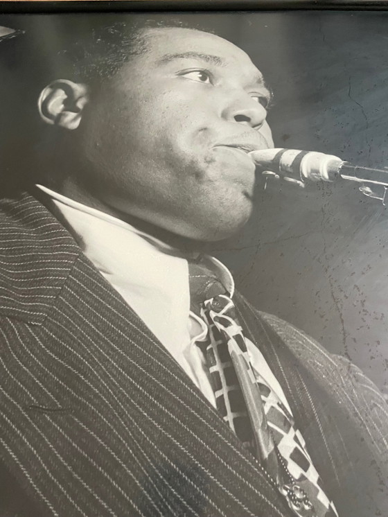 Image 1 of William P. Gottlieb, Charlie Parker, poster vintage in bianco e nero con cornice del famoso musicista jazz