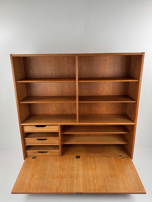 Eikenhouten boekenkast van Poul Hundevad – Deens design uit het midden van de 20e eeuw