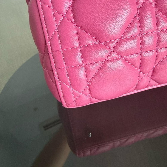 Image 1 of DIOR LADY MEDIUM - PELLE DI AGNELLO CANNAGE ROSA BARBIE CINTURINO CON DETTAGLI ARGENTO
