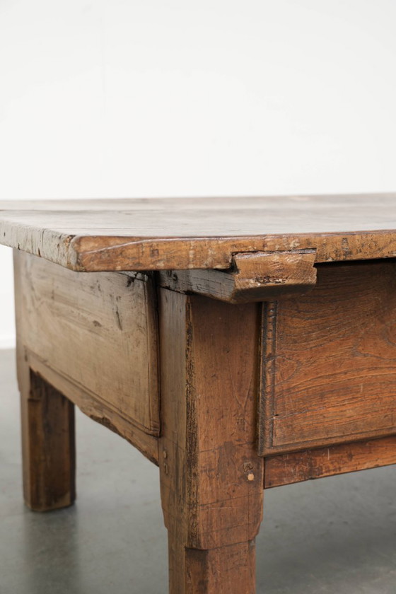 Image 1 of Table basse ancienne en bois fruitier du sud de l'Europe, avec un tiroir et une belle patine pleine de caractère.