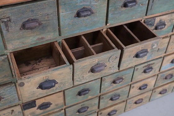 Image 1 of Gran armario industrial francés de madera de pino pintada para guardar artículos de ferretería, década de 1950