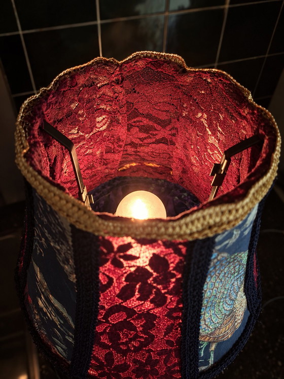 Abat-jour Fait Main en Velours et Dentelle 25 × 25 Cm Style Vintage/Classique, Suspendu/Sur Pied – handgemaakt (photo 2 of 6)