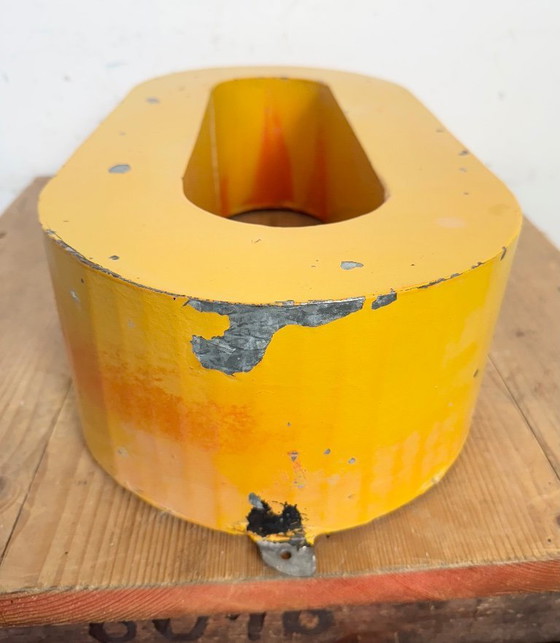 Image 1 of Grande lettera O in ferro giallo vintage per facciata, anni '60