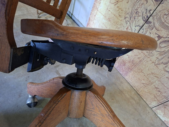 Image 1 of Antiker, verstellbarer Drehstuhl aus Eichenholz der Firma H. ​​Krug Furniture Company, Maße 42 x 50 cm und 78 cm hoch.