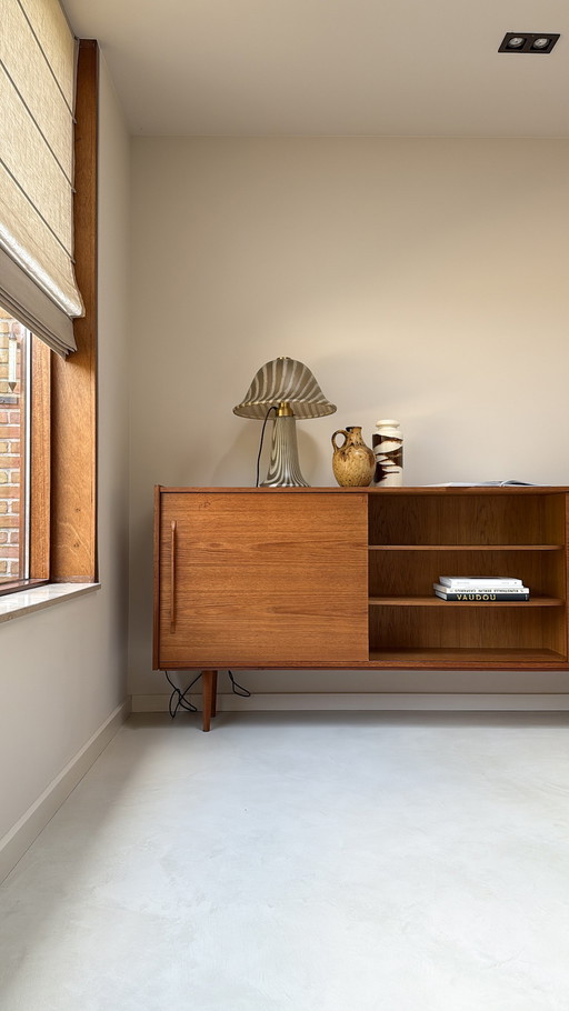 Buffet vintage en bois avec portes coulissantes