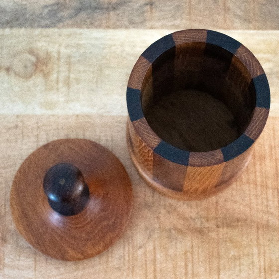 Image 1 of Pot de rangement rond en bois rayé, boîte unique