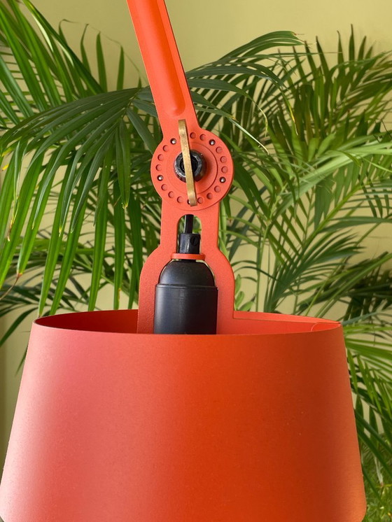 Image 1 of Lampada da soffitto a 2 bracci Tonone Bolt di un sorprendente colore arancione