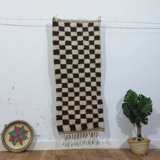 Berber wollen loper – bruin & ecru geruit patroon handgeweven (153 × 63 cm)