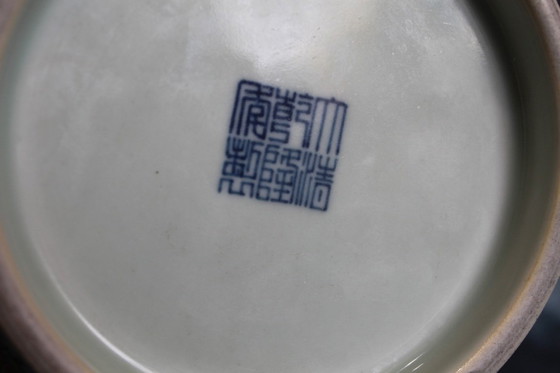 Image 1 of Vaso cinese a balaustra in celadon decorato a mano con marchio di sigillo