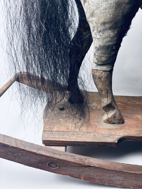 Image 1 of Antico cavallo da tiro in legno su slitta con rivestimento in tessuto e pelle – circa fine XIX/inizio XX secolo