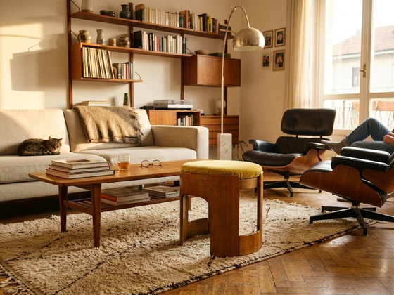 Image 1 of Pouf Sgabello Artigianale Vintage Anni ’60/’70 – Legno Curvato con Cuscino Sfoderabile in Velluto Ocra