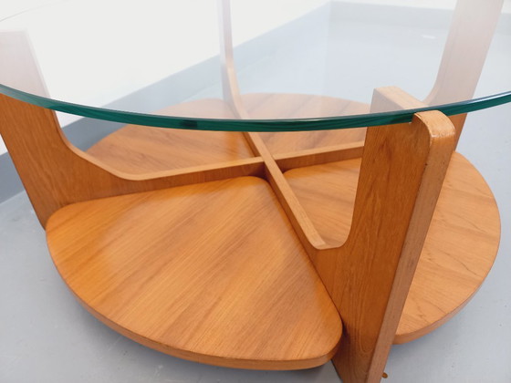 Image 1 of Vintage ronde salontafel met 2 bladen van Hugues Poignant, in teak en glas uit de jaren 60 en 70