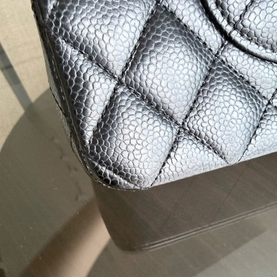 Image 1 of Chanel Classic Flap Medium - Caviar 25CM Gewatteerd generfd kalfsleer Zwart Goudkleurige hardware