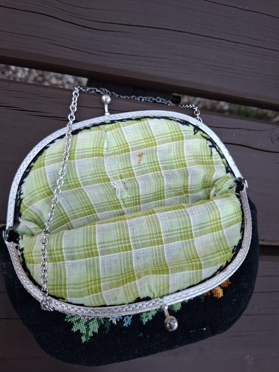 Image 1 of Borsa vintage con struttura rigida ricamata a mano e porta rossetto abbinato.