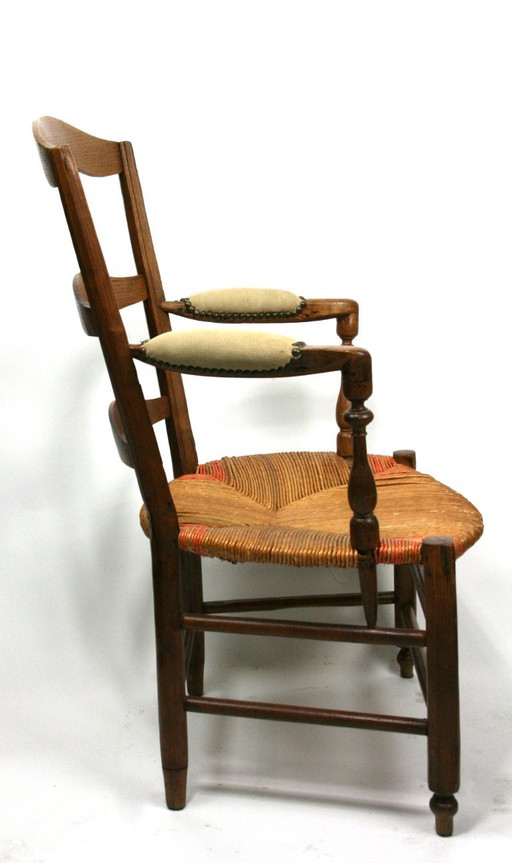 Antieke Frans-Provençaalse armstoel met biezenmat zitting — notenhout, gedraaide accenten, circa late 19e/vroeg 20e eeuw