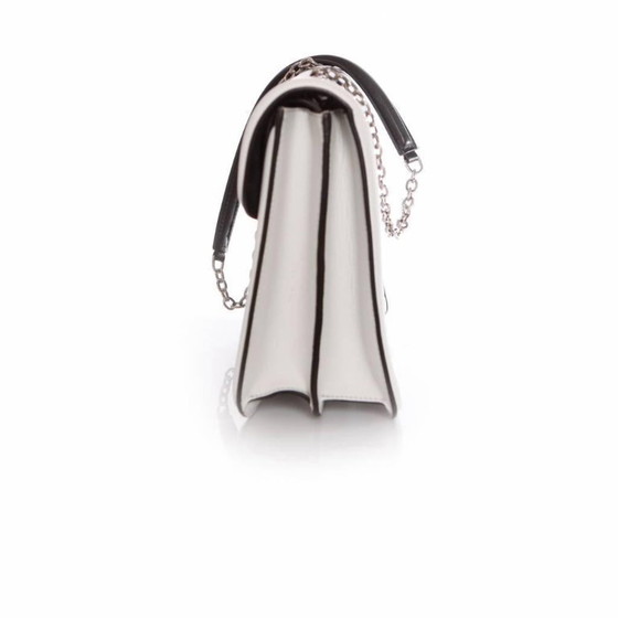 Image 1 of Borsa a tracolla Alexander McQueen, modello Heroine, in bianco e nero.