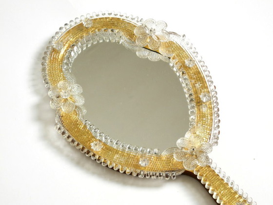 Image 1 of Magnifique miroir à main ou mural vénitien Mid Century Modern avec rosaces en verre de Murano. Fabriqué en Italie.