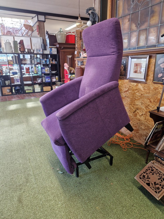 Image 1 of FitFORM elektrische relaxfauteuil/liftstoel – paarse stof – model 580 M3