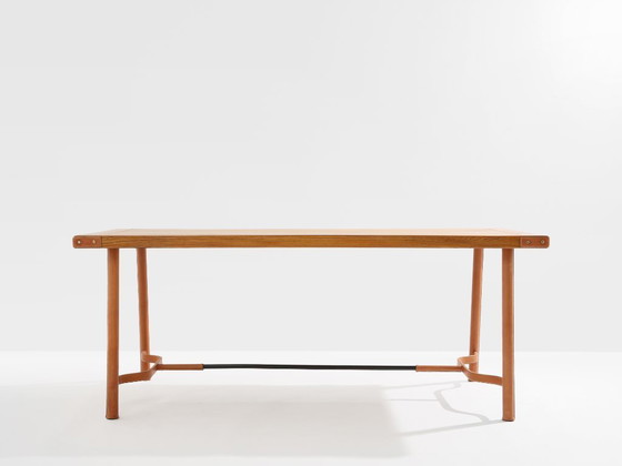 Image 1 of Mesa de comedor de Jacques Adnet, de madera de roble y cuero rojo, 1950.