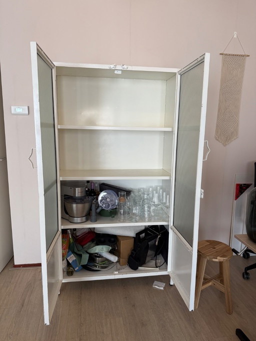 Weißer Metall-Apothekerschrank im Vintage-Stil